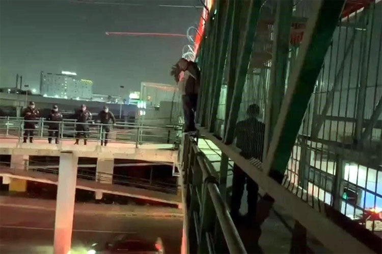 Rescatan y evitan que hombre se tire de puente en MTY