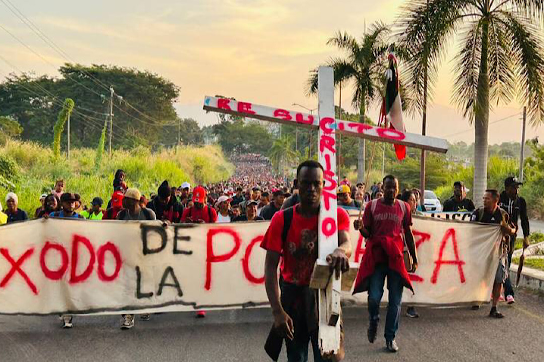 ‘Éxodo de la pobreza’, más de 8 mil migrantes salen en caravana de Tapachula