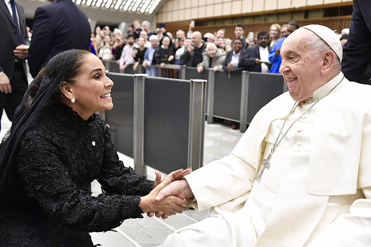 Lleva Mara Lezama ‘Tren Maya’ y carta de AMLO al papa Francisco