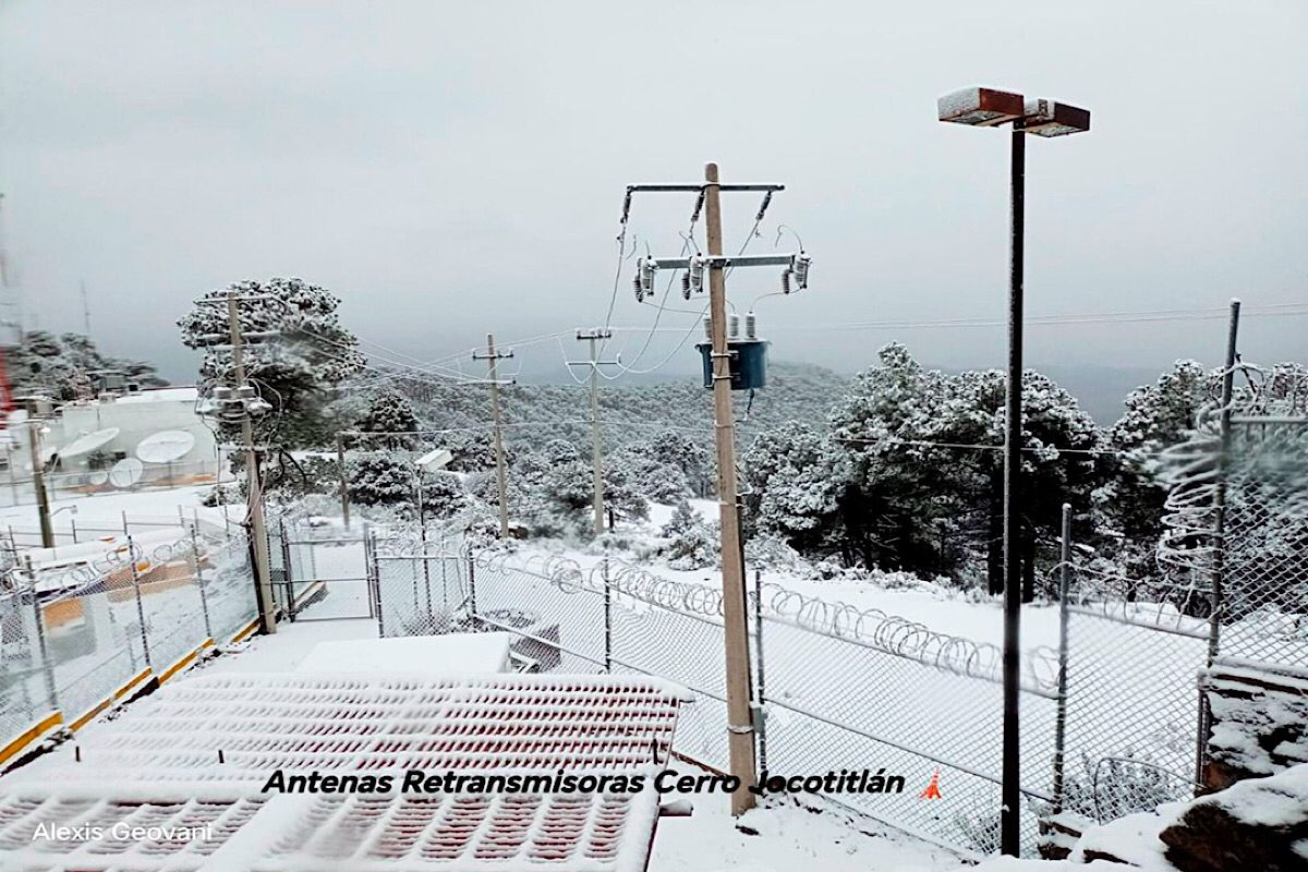 ¡Llegó la Navidad! Nieve cubre el cerro de Jocotitlán en Edomex