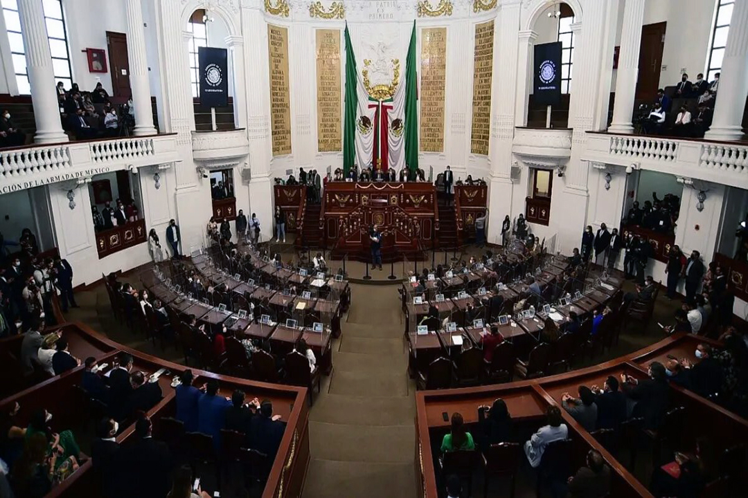 Morena revienta sesión en el Congreso de la CDMX para ratificación de Ernestina Godoy