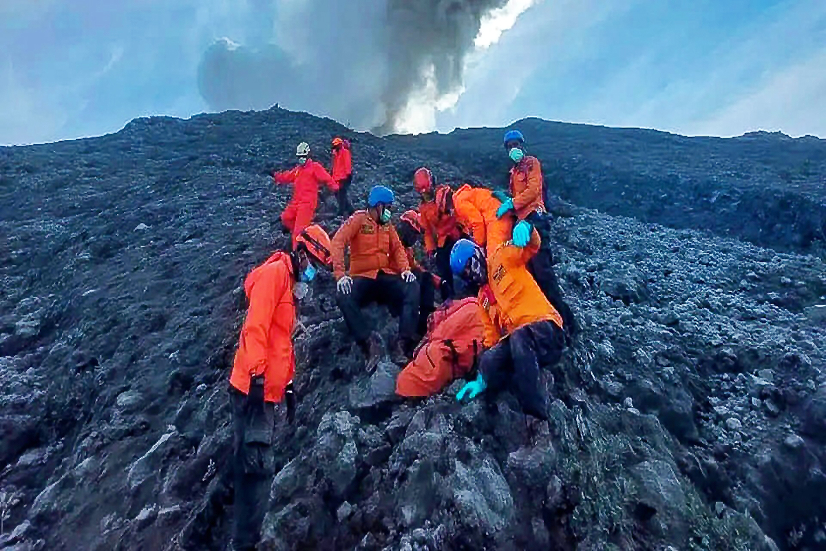 Mueren al menos 13 alpinistas y 10 más están desaparecidos tras la erupción del volcán Monte Marapi en Indonesia