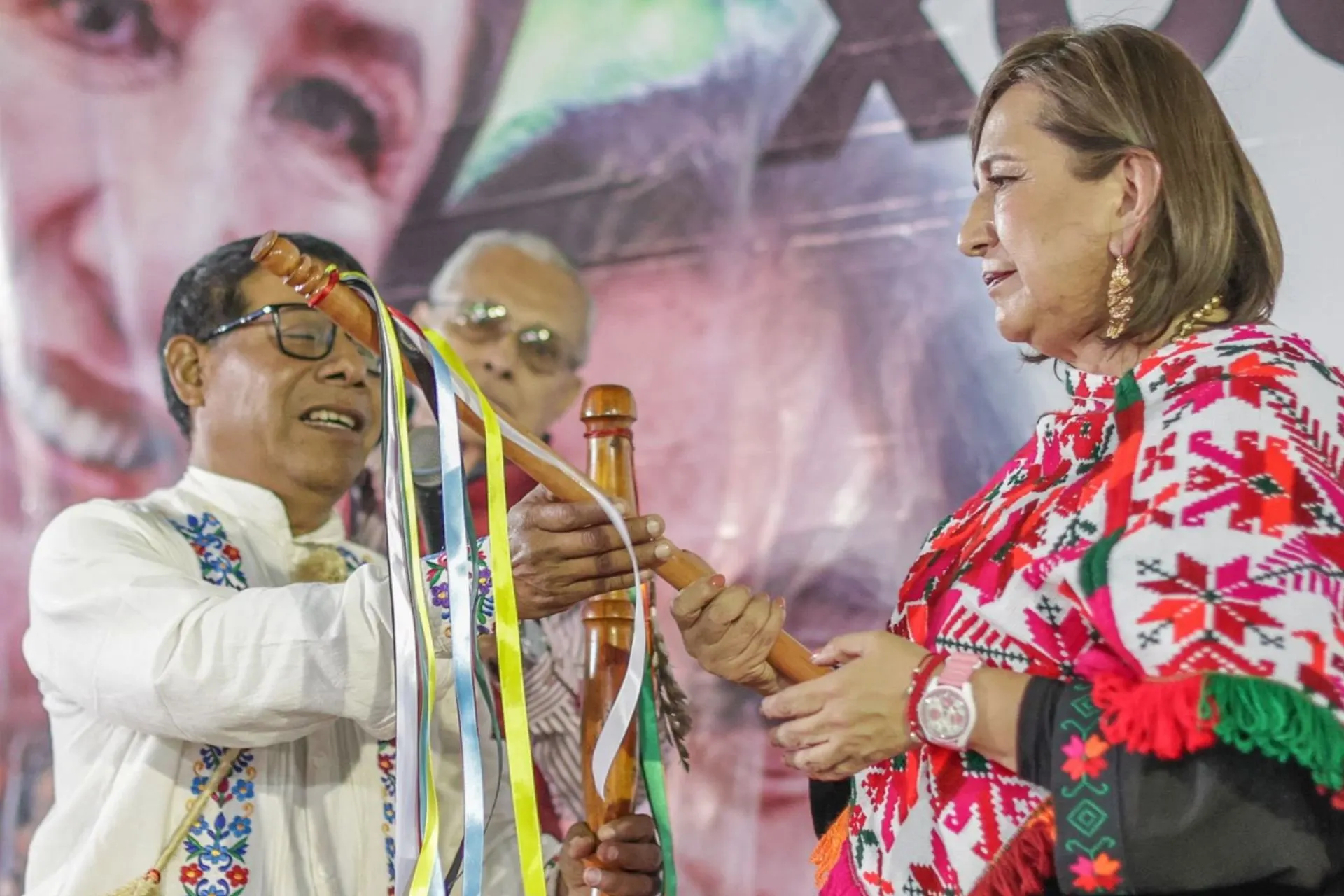 Xóchitl Gálvez presume bastón de mando