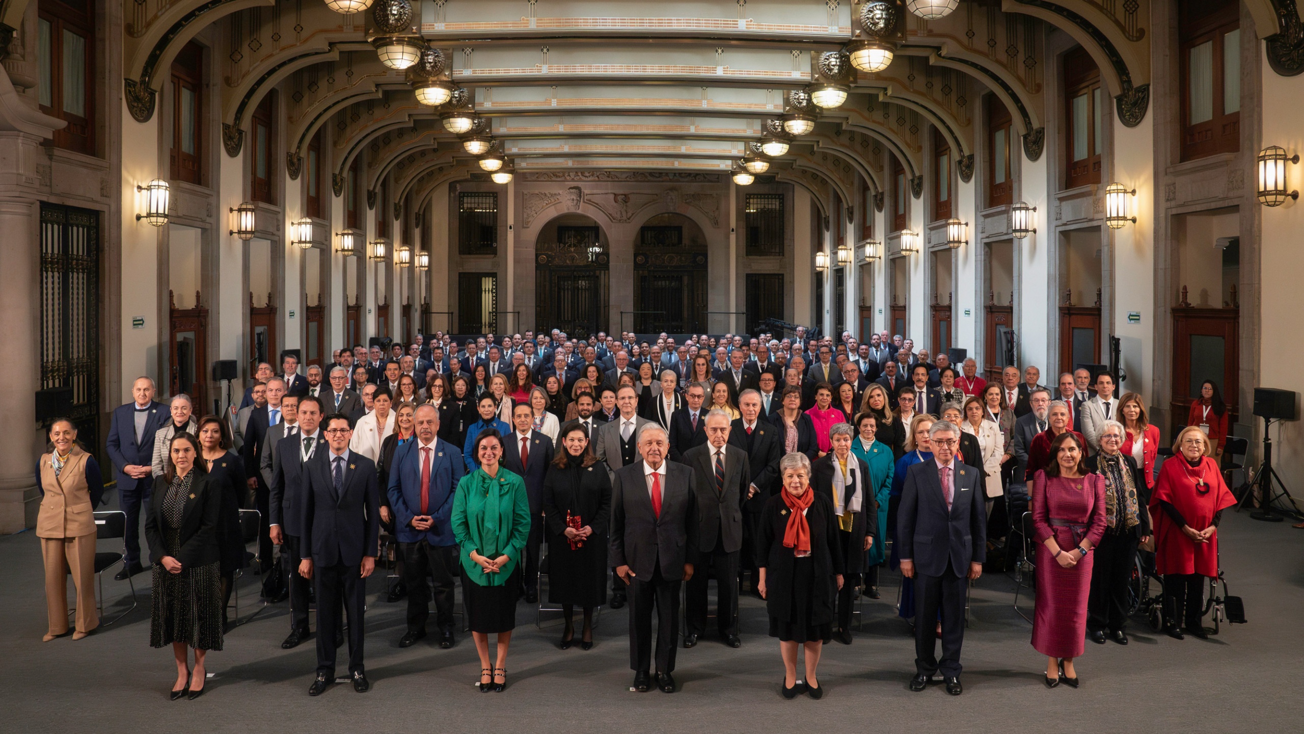 AMLO se reúne con embajadores y cónsules en Palacio Nacional