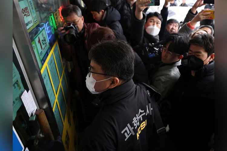 Registran casa del sospechoso que apuñaló al líder opositor de Corea del Sur, Lee Jae-myung