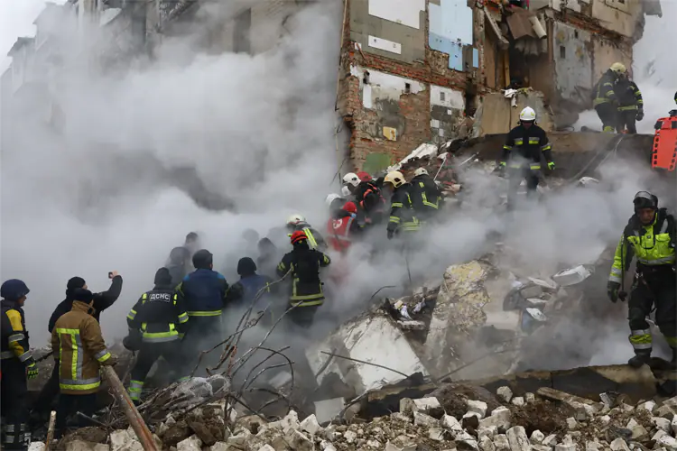 Labores de rescate en Ucrania tras los bombardeos rusos contra edificios de departamentos