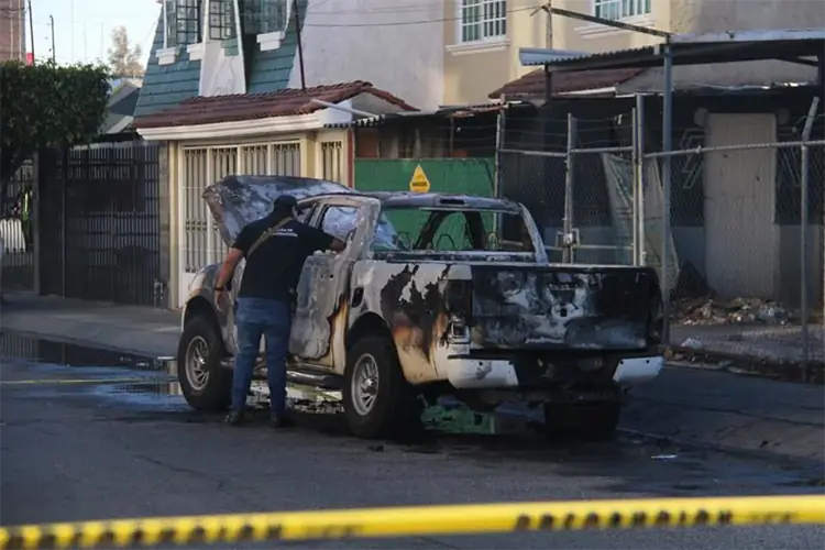 Queman camioneta de extrabajador de Congreso con un cuerpo dentro