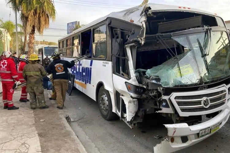 Choque de camiones deja 15 heridos, en MTY