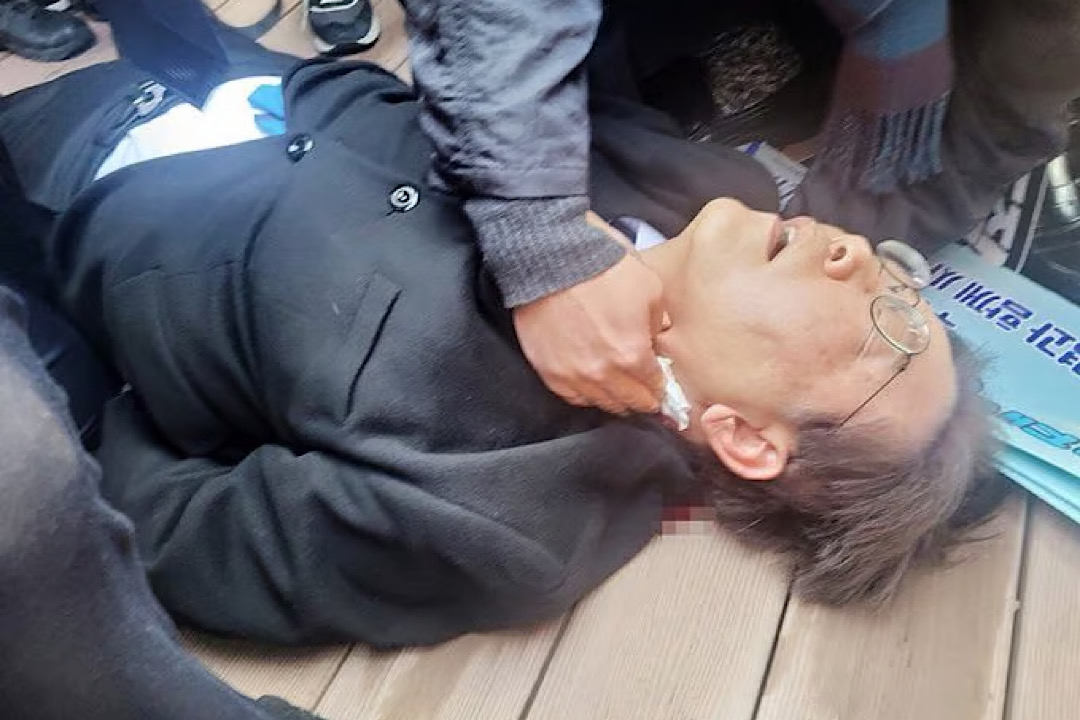 El líder de la oposición Lee Jae-myung es atacado durante una visita a Busan