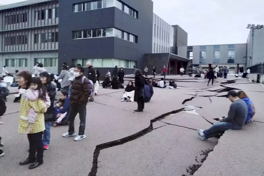 Japón: Terremoto de 7,6 grados activa alerta de tsunami, hay cortes de energía y personas atrapadas bajo los escombros