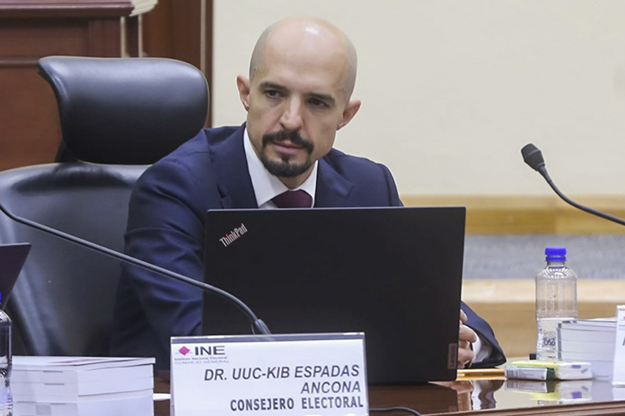 Arturo Castillo Loza explica el bono de los consejeros del INE