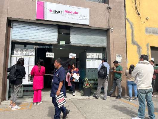 Reportan largas filas en módulos del INE