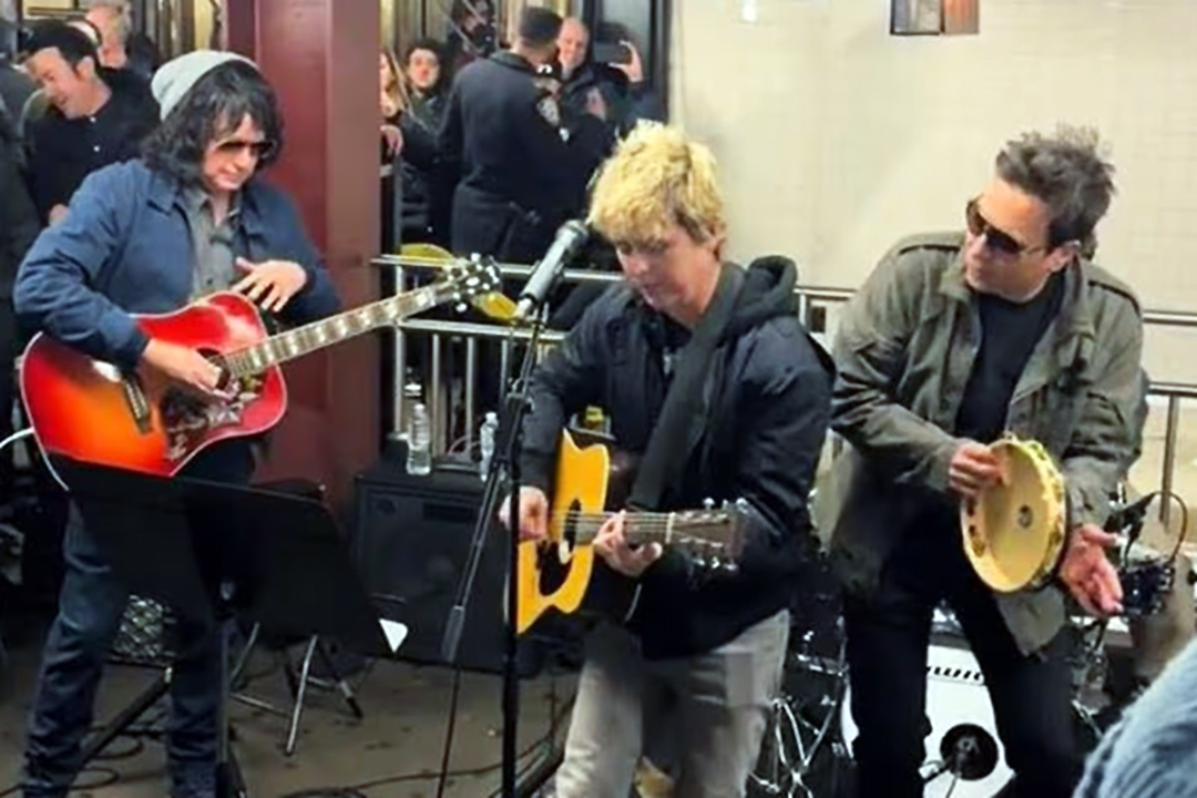 Green Day y Jimmy Fallon improvisan show en el metro de Nueva York