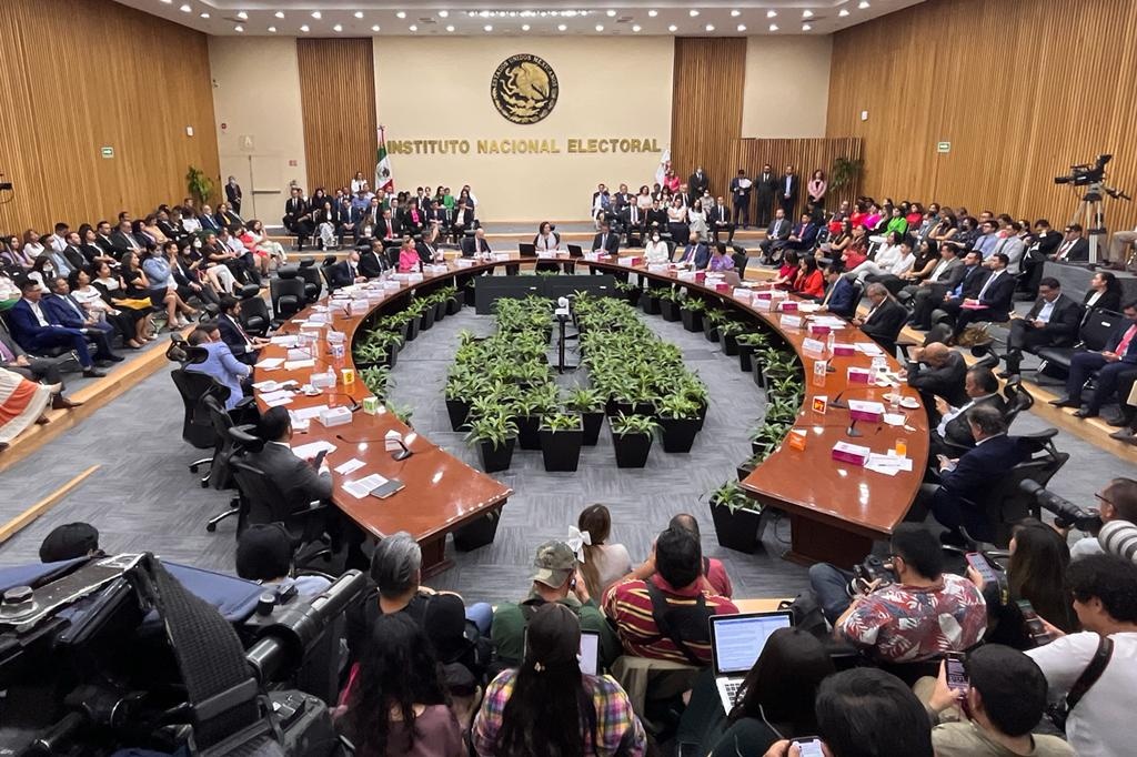 Se lanzan acusaciones mutuas Morena y PRD-PAN en sesión del INE