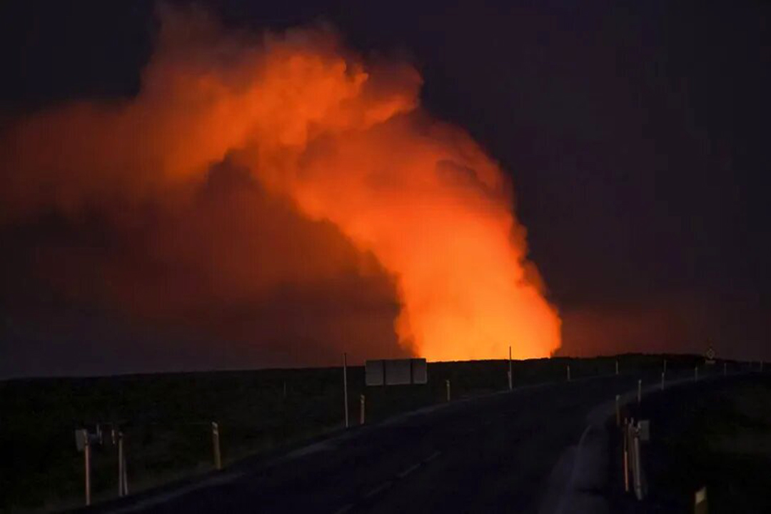 Una nueva erupción volcánica en Islandia obliga a evacuar Grindavik