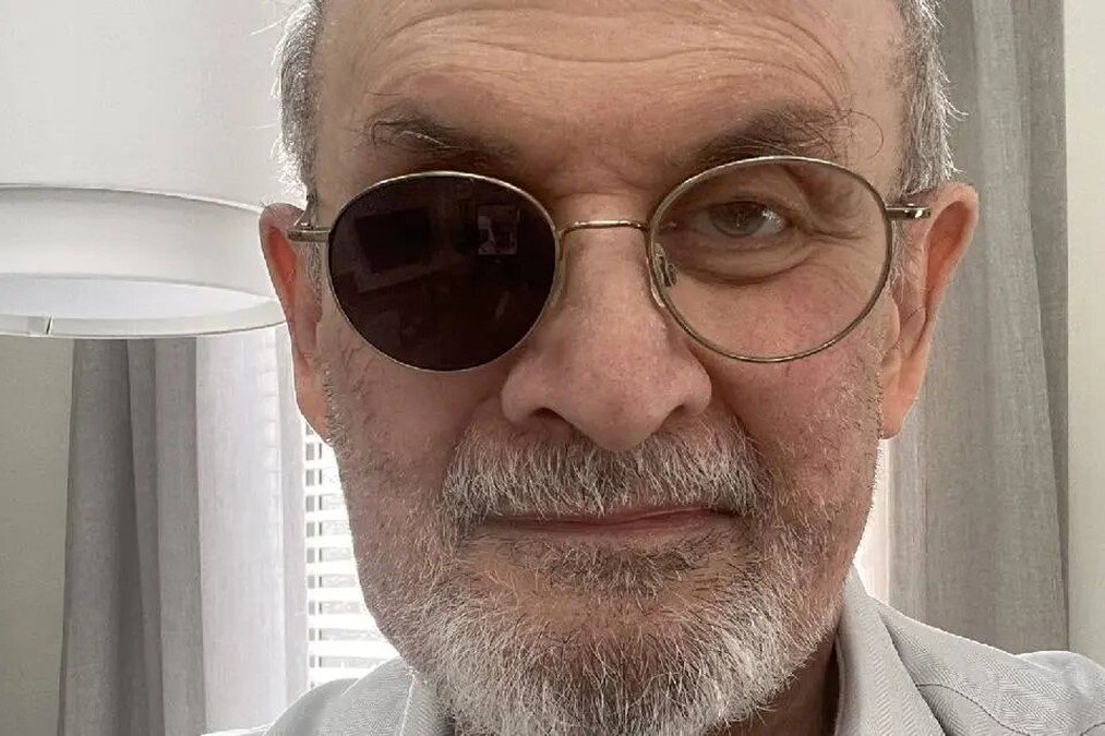 El nuevo libro de Salman Rushdie podría retrasar el juicio contra quien lo acuchilló