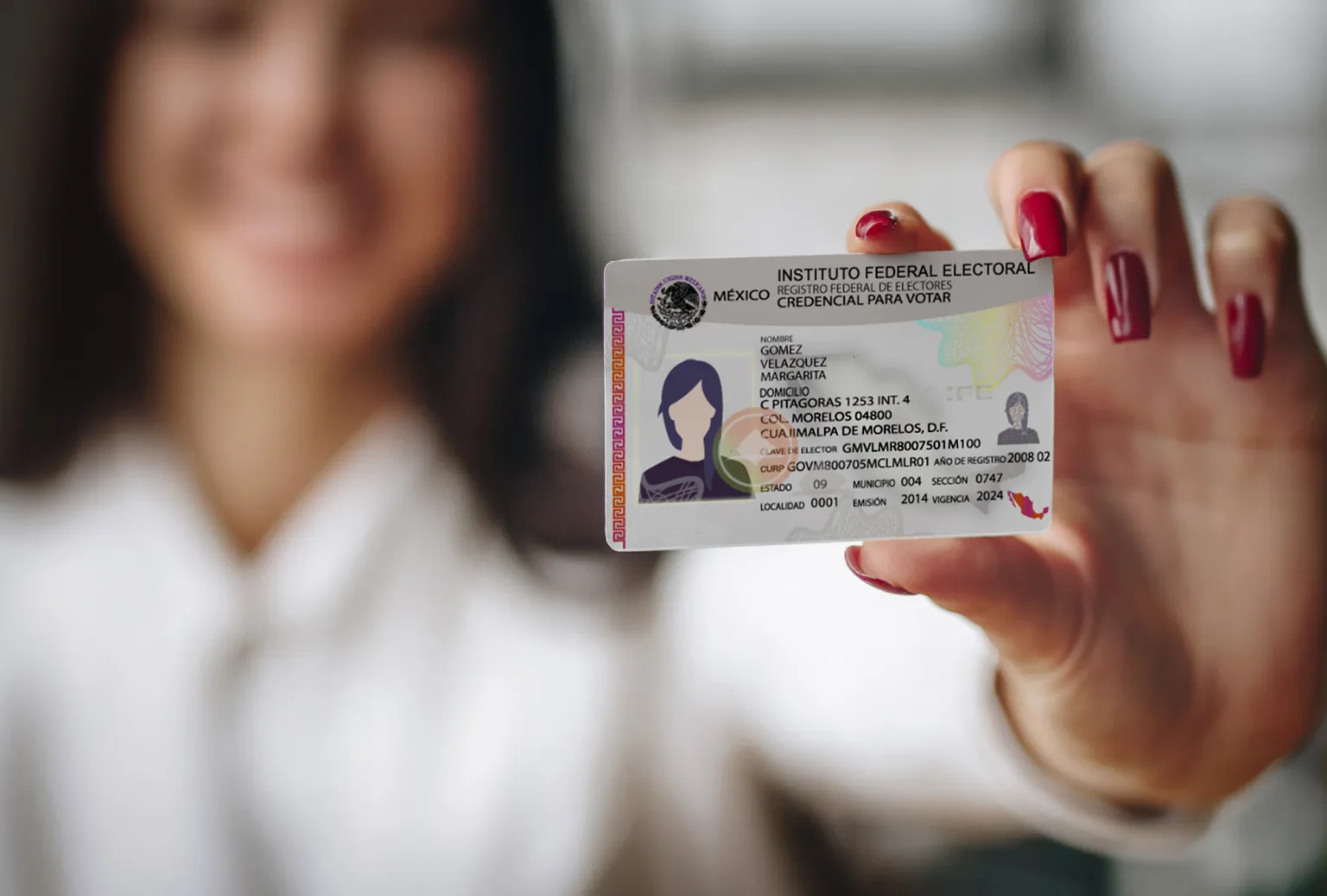 Largas filas en el INE durante último día para renovar la credencial para votar
