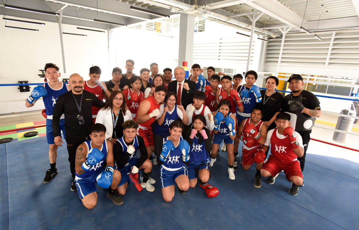 AMLO inaugura bachillerato técnico y deportivo en Tepito