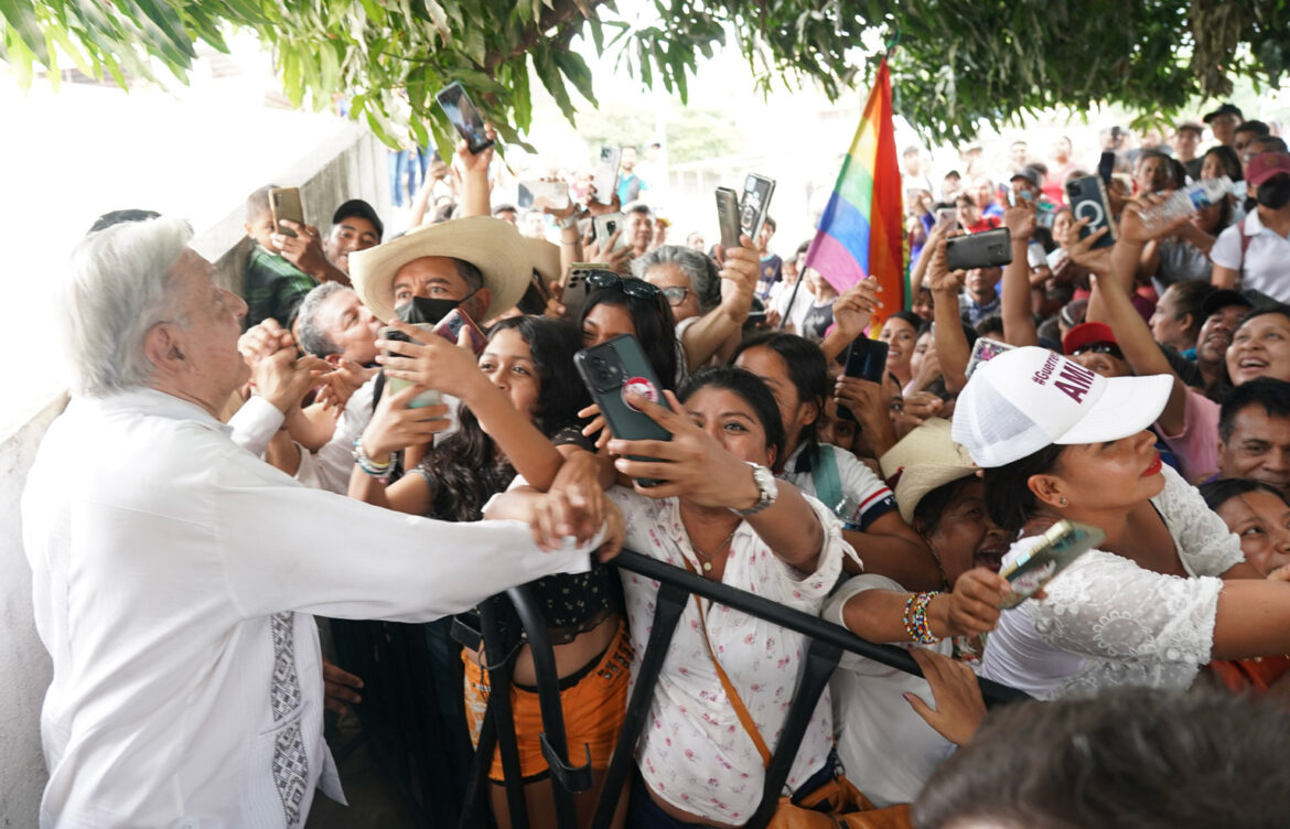 AMLO quiere federalizar nómina de maestros de Guerrero