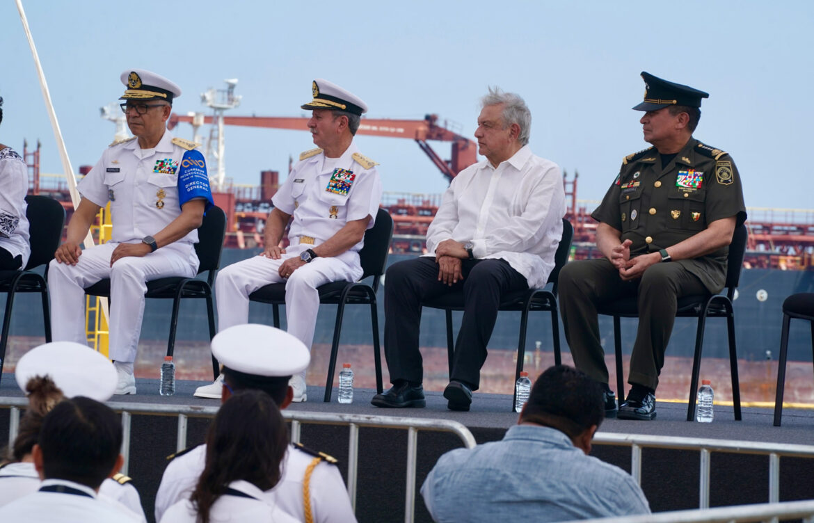 AMLO inaugura rompeolas en el Puerto de Salina Cruz