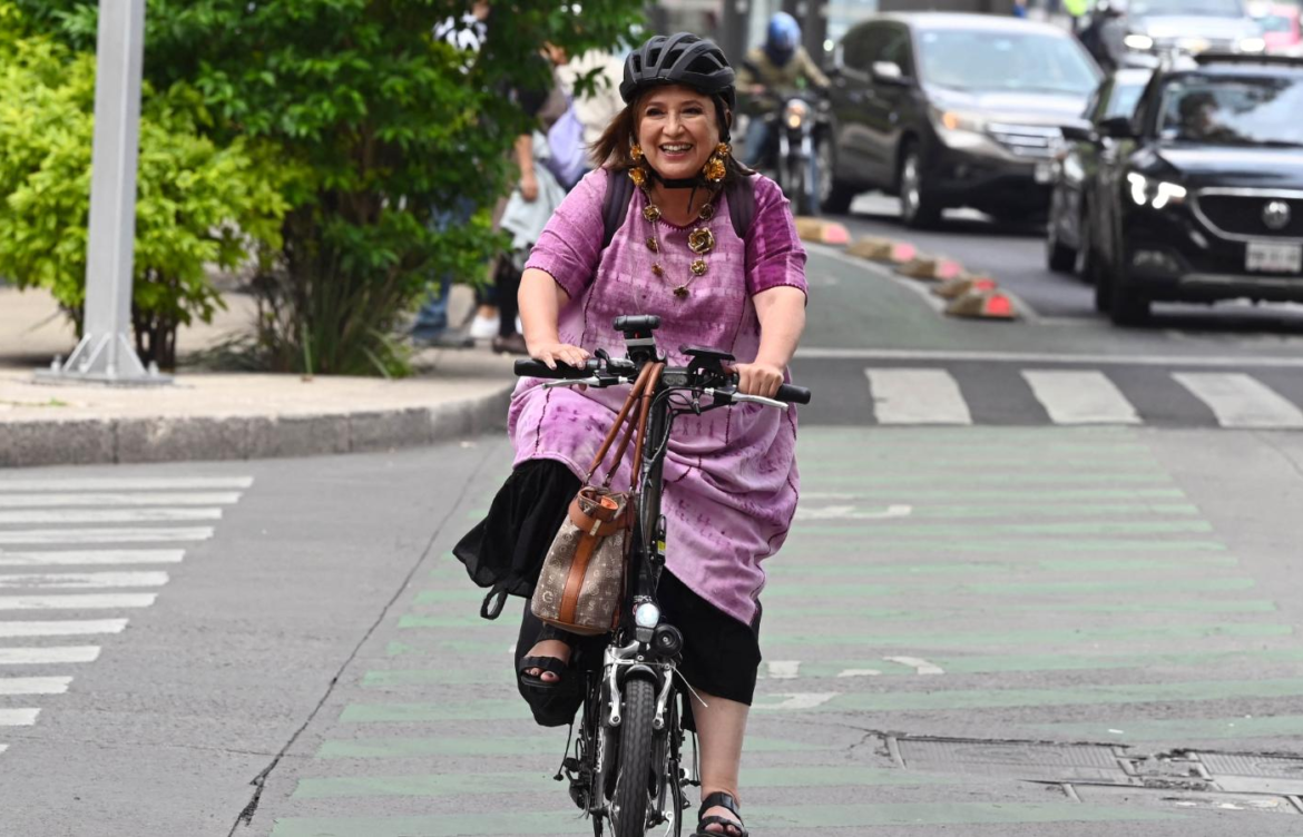 Xóchitl Gálvez se traslada en bicicleta por Nueva York