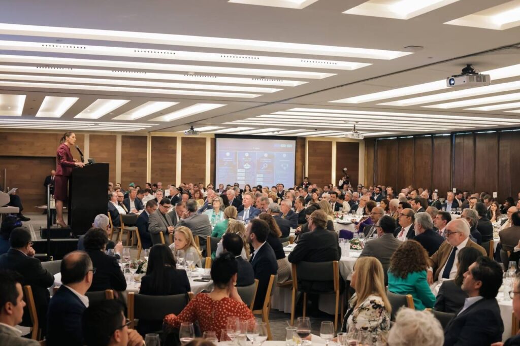 Claudia Sheinbaum comparte su visión en materia de seguridad ante miembros del Club de Industriales ‘Lo que buscamos es el bienestar de los mexicanos y mexicanas’, aseveró Claudia Sheinbaum como la meta principal de trabajar de manera coordinada con empresarios e inversionistas.