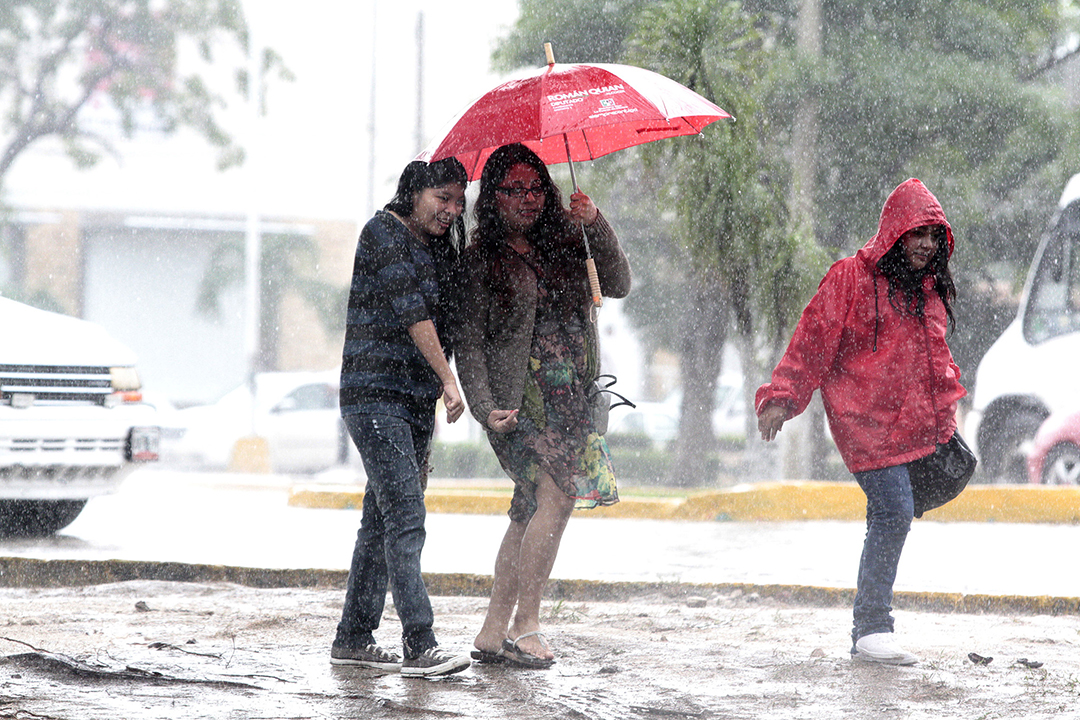 Ondas tropicales 18 y 19 provocan lluvias en gran parte de México