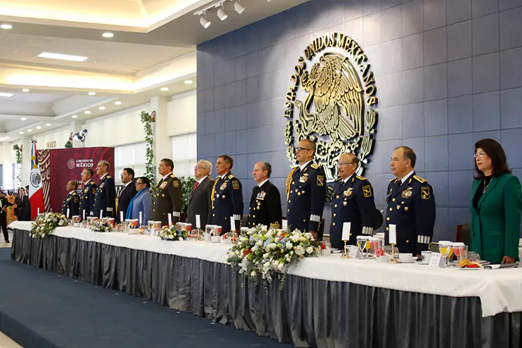 El Presidente entregó a integrantes de la Fuerza Aérea Mexicana condecoraciones y menciones honoríficas