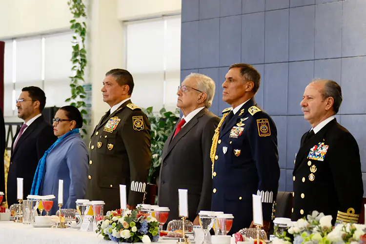 En el aniversario de la Fuerza Aérea Mexicana, dijo que Sedena y Semar son grandes pilares del Estado mexicano