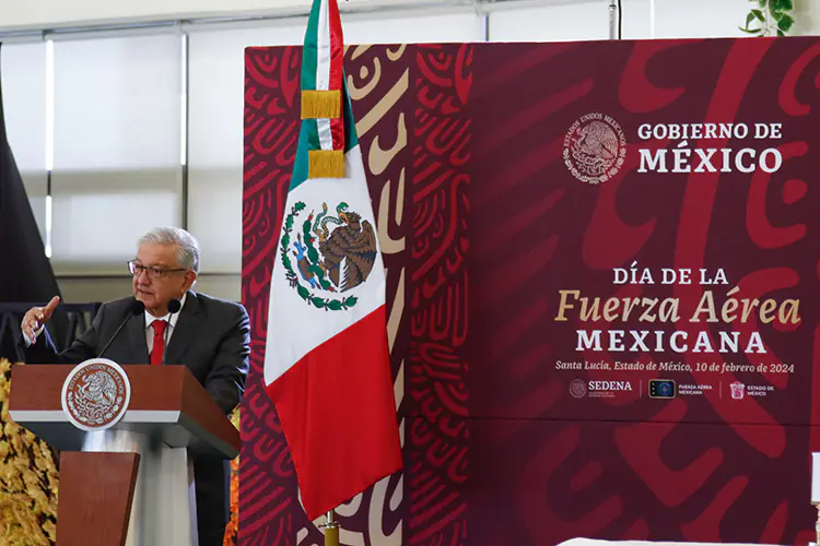 El presidente agradeció a Fuerza Aérea Mexicana su apoyo al implementar Mexicana de Aviación