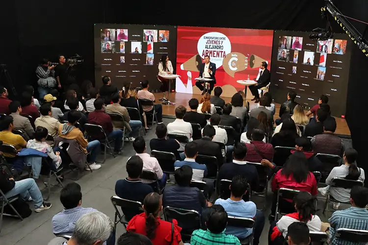 El senador Alejandro Armenta se mostró emocionado al compartir las experiencias con los asistentes.