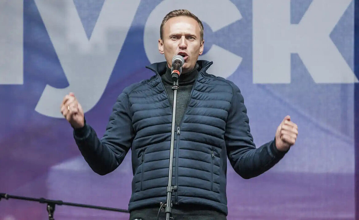 El cuerpo ‘torturado’ de Navalny es entregado a su madre