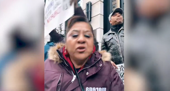 Migrantes protestan en Nueva York contra Xóchitl Gálvez