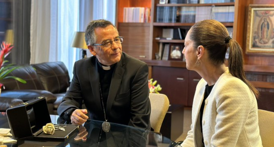 Sheinbaum entrega rosa bendecida por el Papa a la Basílica de Guadalupe