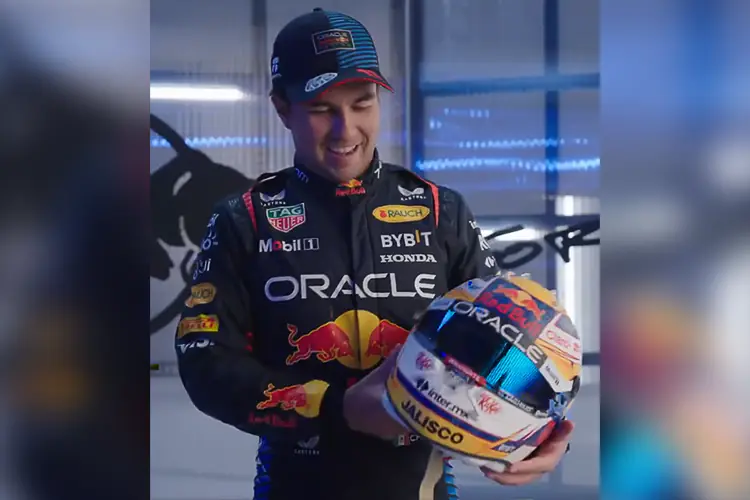 Checo Pérez presenta casco de temporada 2024