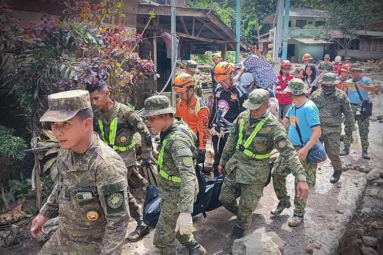 Van 90 muertos por deslizamientos de tierra en Filipinas
