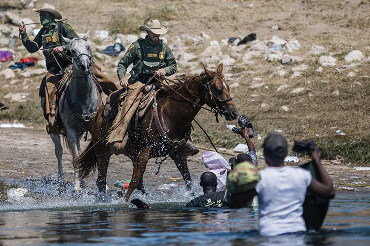 La ciudad que visita Donald Trump tomó resonancia mundial por abusos de policías texanos contra migrantes