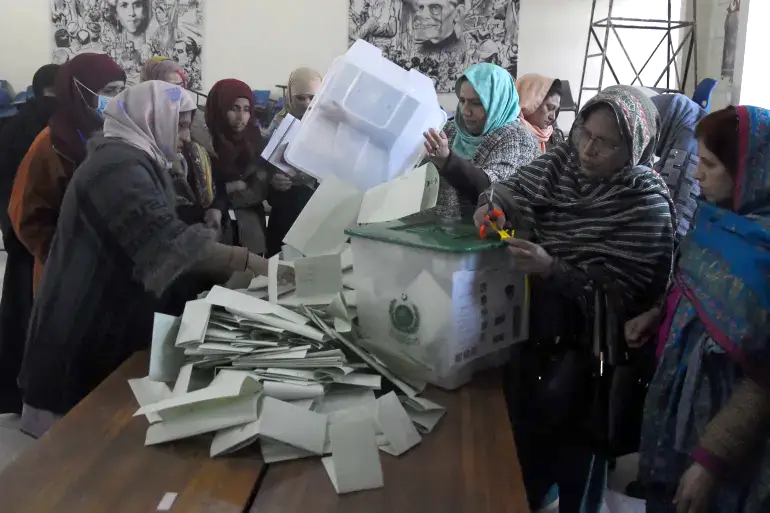 Inician elecciones generales en Pakistán entre violencia y crisis económica