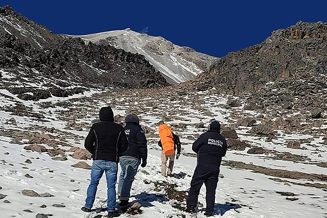 Rescatan a tres alpinistas extraviados en Pico de Orizaba