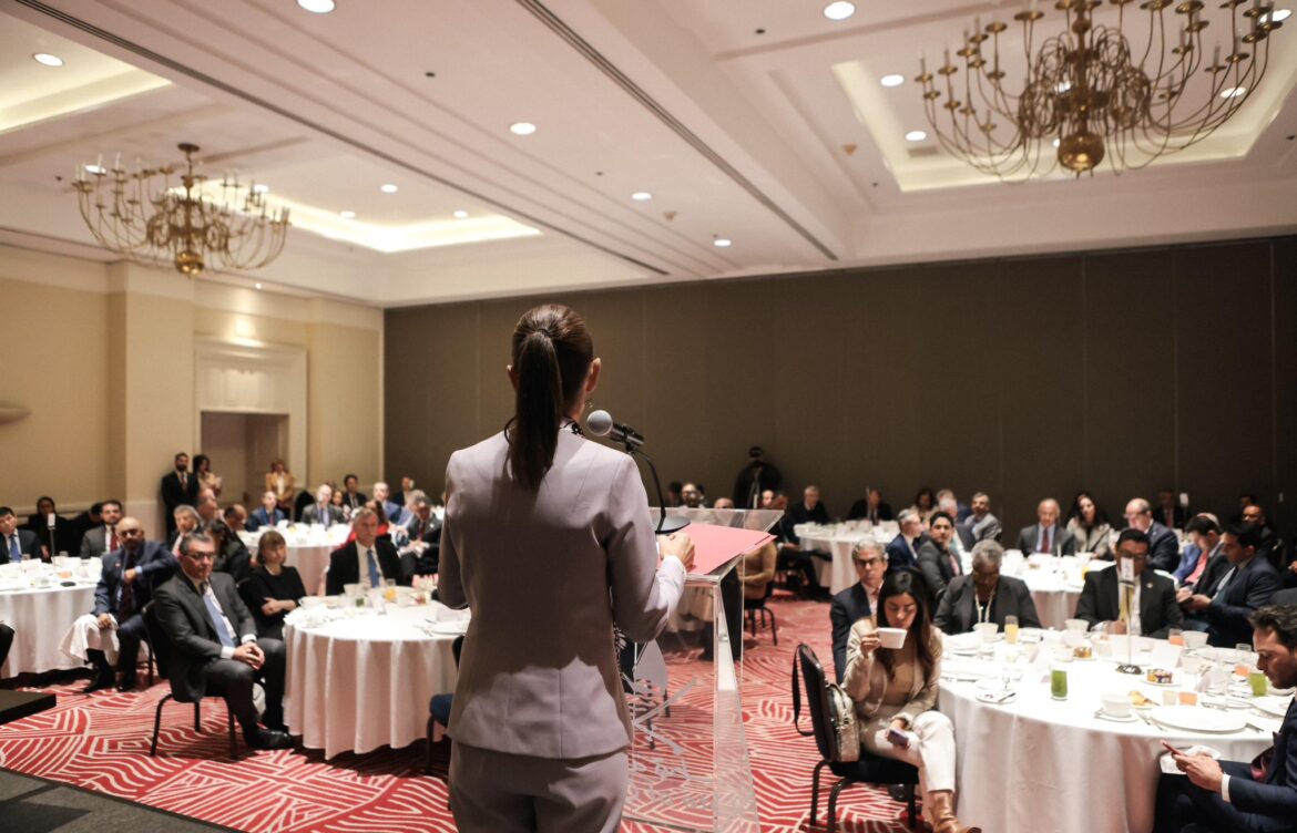 Claudia Sheinbaum se reúne con embajadores acreditados en México