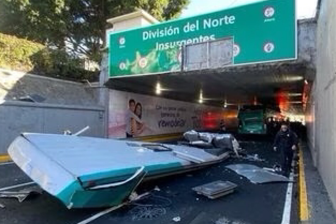 Camión de pasajeros ‘se queda atorado’ bajo puente de Insurgentes y Viaducto: Hay 16 heridos