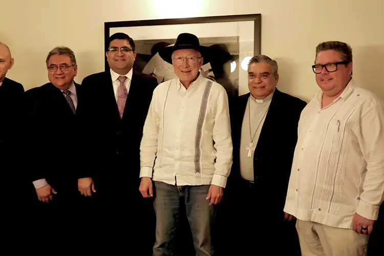 Pide Ken Salazar incluir a sacerdotes en mesas de seguridad