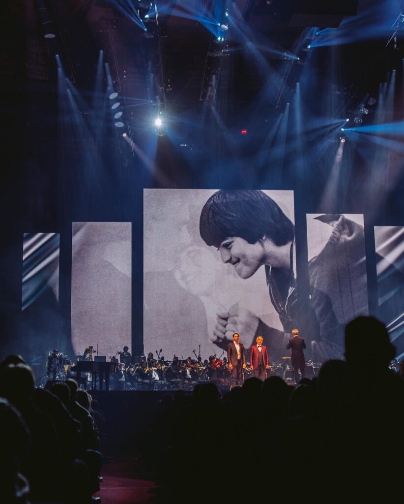 Matteo Bocelli causa furor en Viña del Mar 2024 Andrea Bocelli no cerró su presentación con la emocionante 'Vivo por lei', sino que guardó a su talentoso hijo como sorpresa.