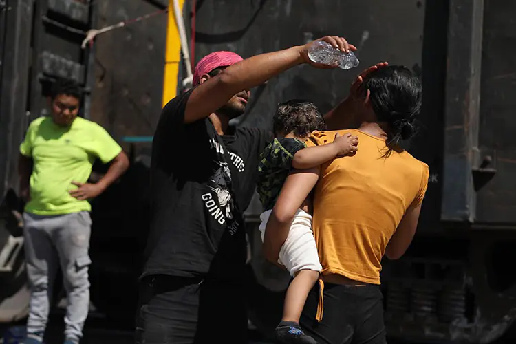 Pide AMLO a EU regularizar a migrantes mexicanos