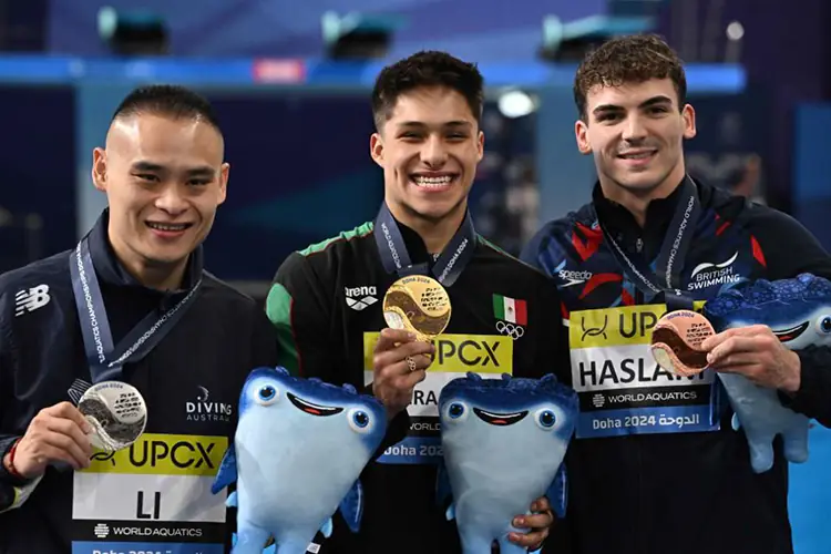 Los medallistas Li Shixin, Osmar Olvera y Ross Haslam, con medallas de plata, oro y bronce, respectivamente