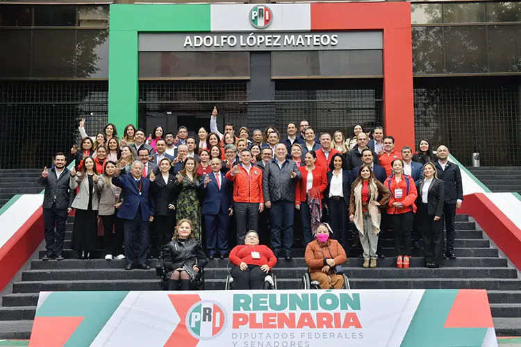 Alejandro Moreno reconoció el trabajo, ‘la valentía’ y el compromiso de los diputados y senadores priistas