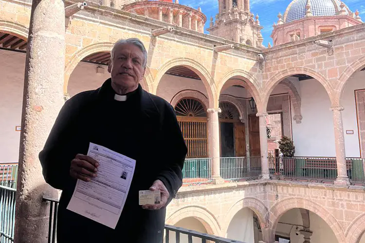 Vuelve ‘Padre Pistolas’ a oficiar misas en Michoacán