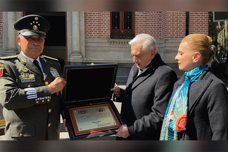 Recibe AMLO placa conmemorativa con discurso de Francisco I. Madero