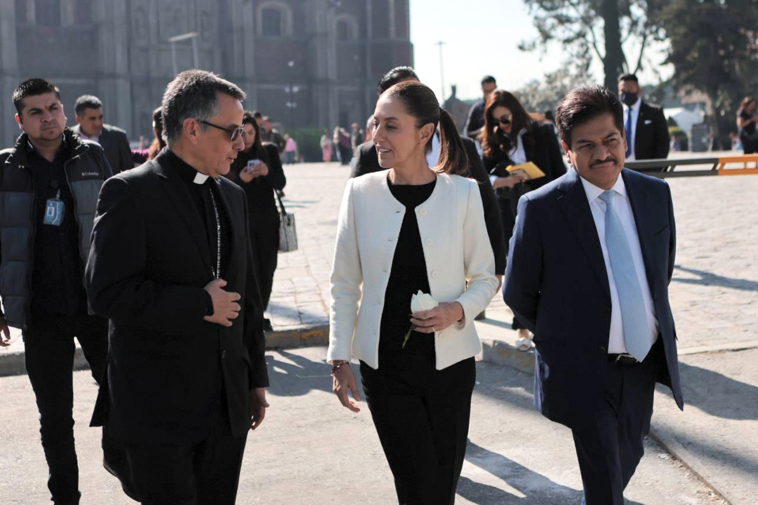 Entrega Claudia Sheinbaum a Basílica rosa bendecida por el Papa