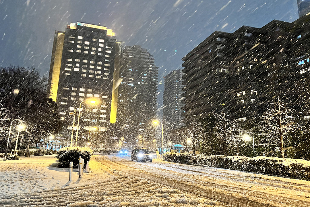 Fuertes nevadas en Tokio; cancelan vuelos y cierran autopistas